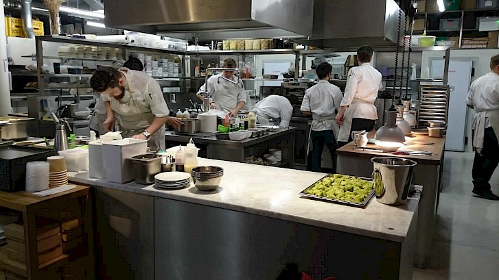 Jefe/a de partida caliente y Ayudante de cocina