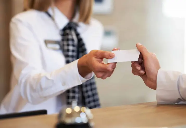 como ser el mejor recepcionista de hotel scaled 1 715x495.jpg