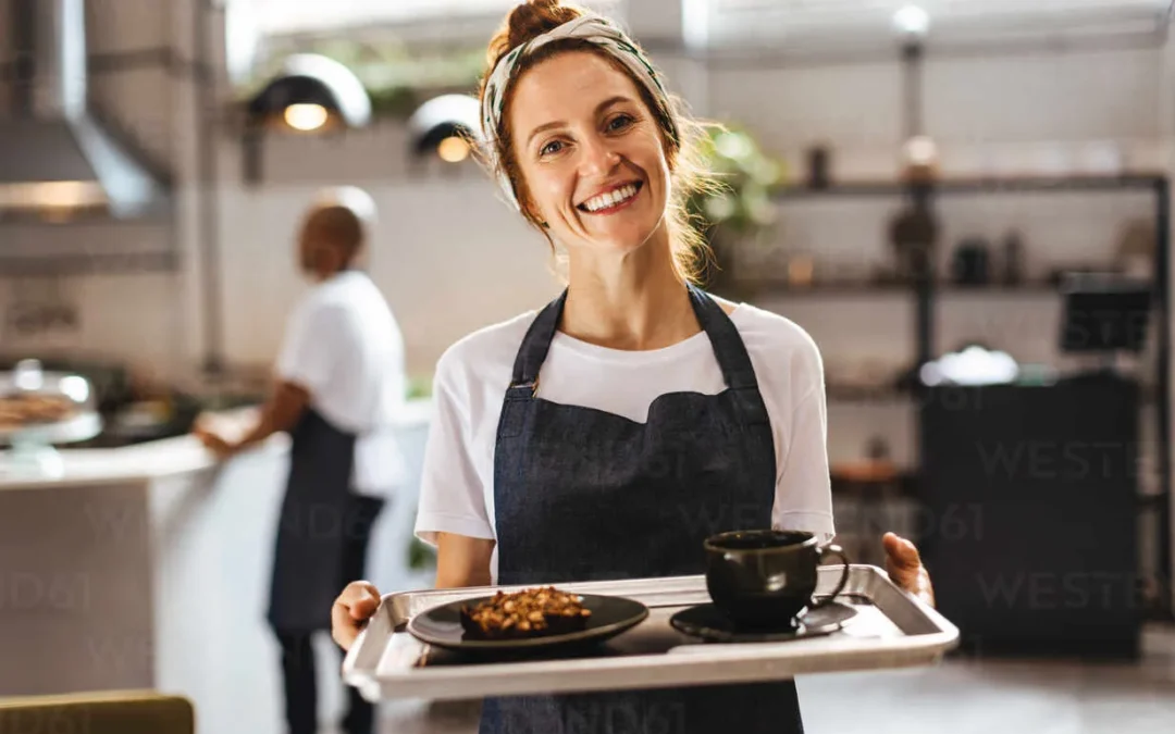 una camarera feliz en una cafete