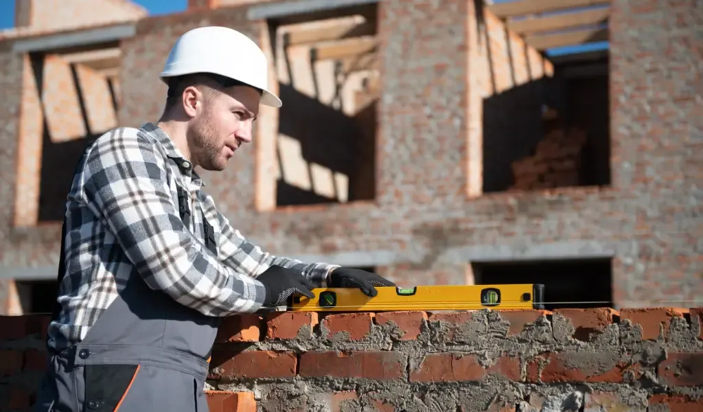 Se Busca Oficial de Primera de Construcción