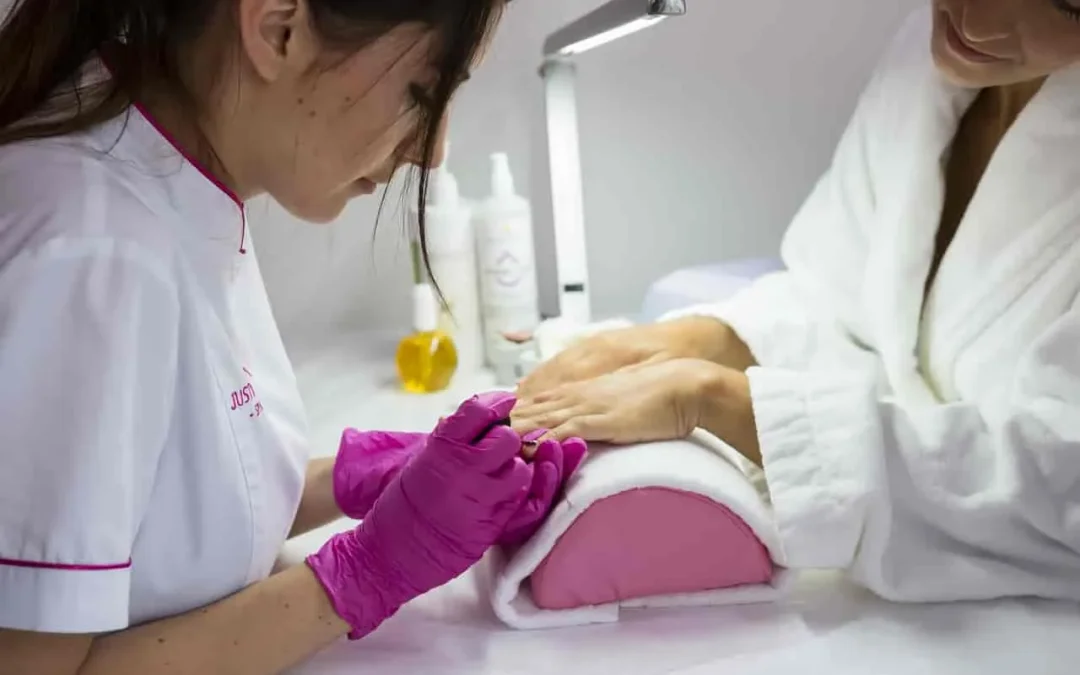 Se Busca Manicurista Con Experiencia