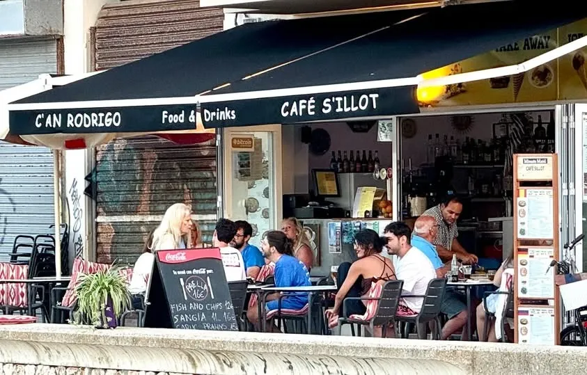 Personal de restaurante en S’Illot (temporada)