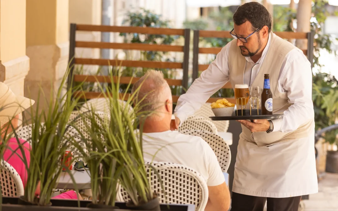 camarero sirviendo